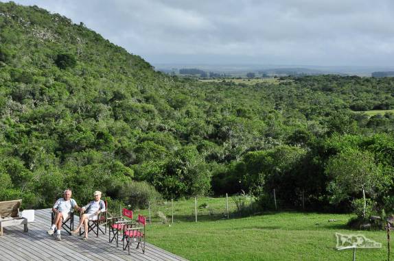 O Joca e a ixa, pais do Rodrigo, descansam no deck da piscina em nosso hotel em Villa Serrana, no Uruguai